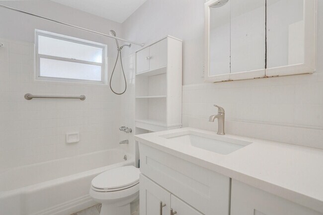 Building Photo - 112 Sandal Ln