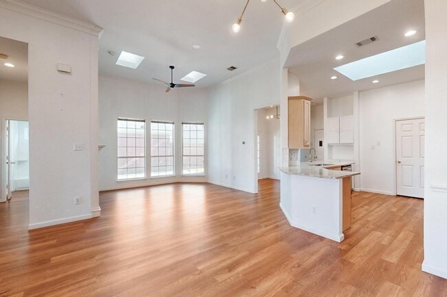 Building Photo - 2710 Mum Dr