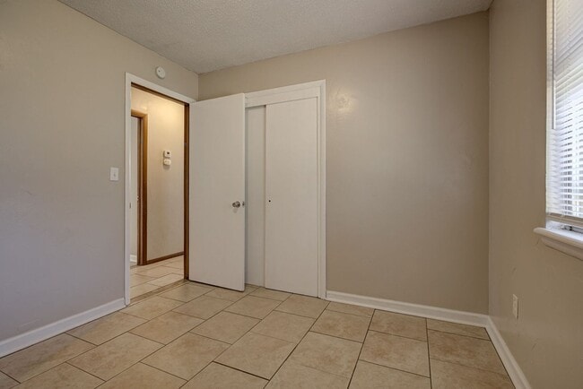 Building Photo - First Full Month's Rent Free! Spacious 3BD/1.BTH Home in Spencer