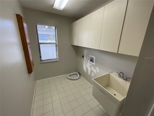 Building Photo - 1349 Hillside Dr