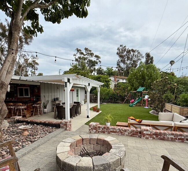 Building Photo - 950 Crescent Dr