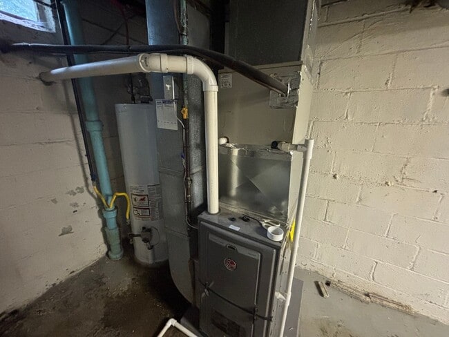 Building Photo - Quaint home with flexible layout, updated ...