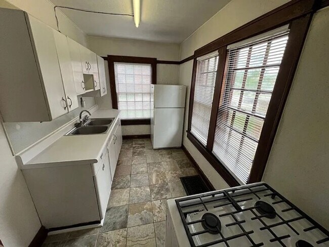 Building Photo - 1503 S Walnut St