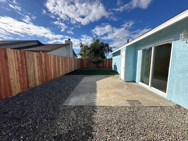 Building Photo - Single level 3BR, 2 BA, 2 car garage