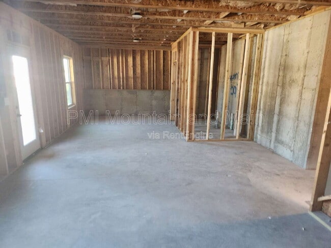 Building Photo - 568 Country Oak Dr