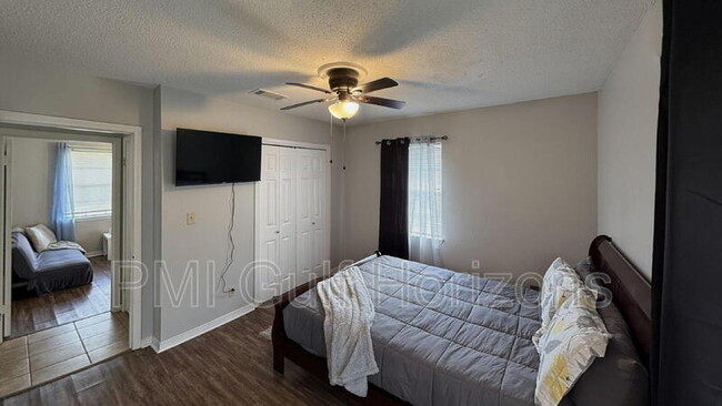 Building Photo - 738 Carondelay Dr