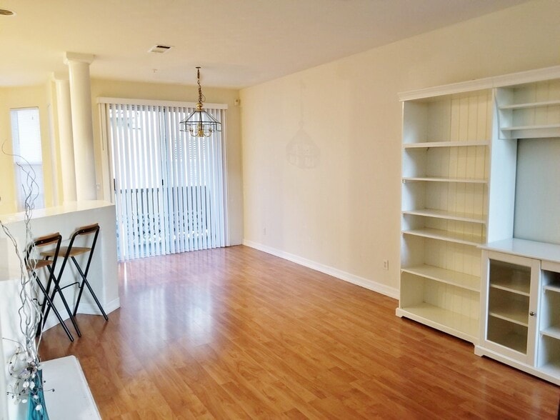 Building Photo - 317 W Summerfield Cir
