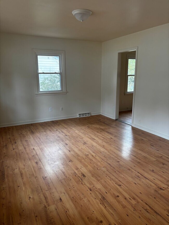 Building Photo - 1042 Barlen Dr