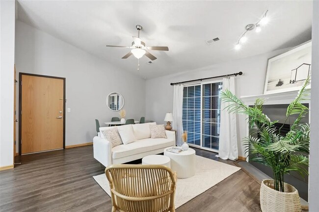 Building Photo - New Listing - 2 Bedroom, 2 Bath Condo in North Liberty