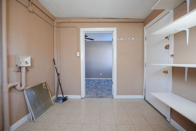 Building Photo - Cute 3 bedroom, 1 Bath Home on a large corner lot