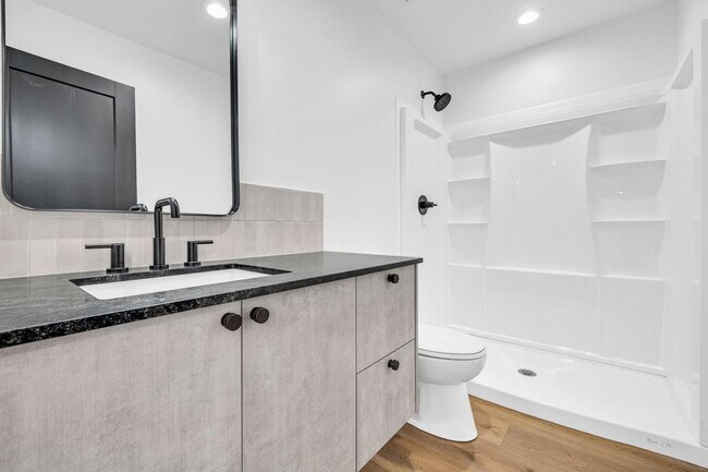 Building Photo - 6 Bedroom/4 Bath - Fully Remodeled