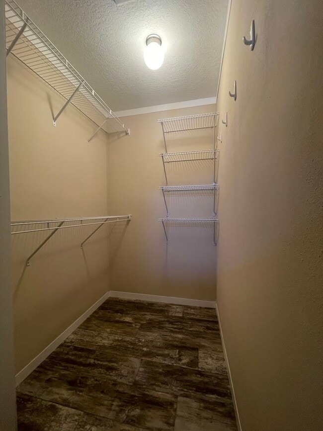 Building Photo - Quiet 3/2