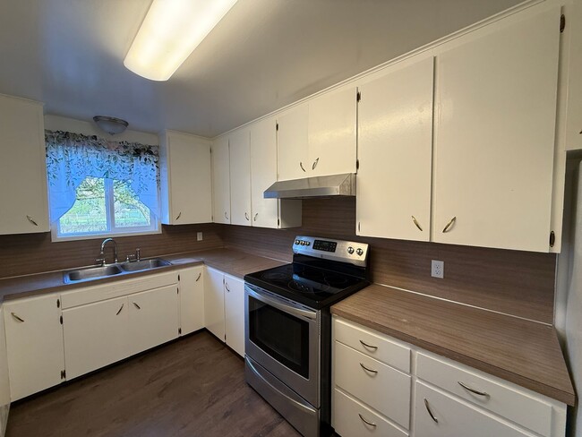 Building Photo - 2 Bed, 1 Bath + Bonus Room & Carport - peaceful country living just minutes from town!