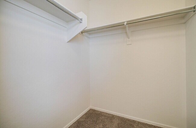 Building Photo - 2026 E County Down Dr