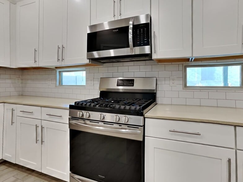Building Photo - 21266 W Wilshire Dr