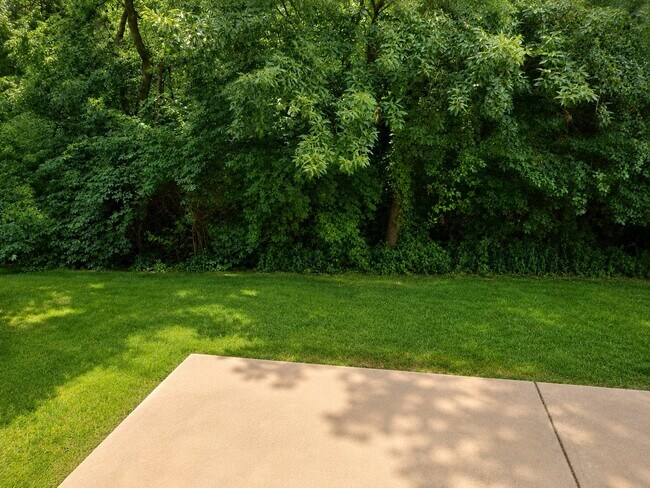 Building Photo - 708 English Ivy