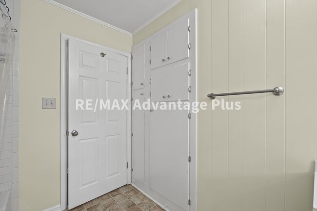 Building Photo - 3-Bedroom Home in Private Setting Minutes ...