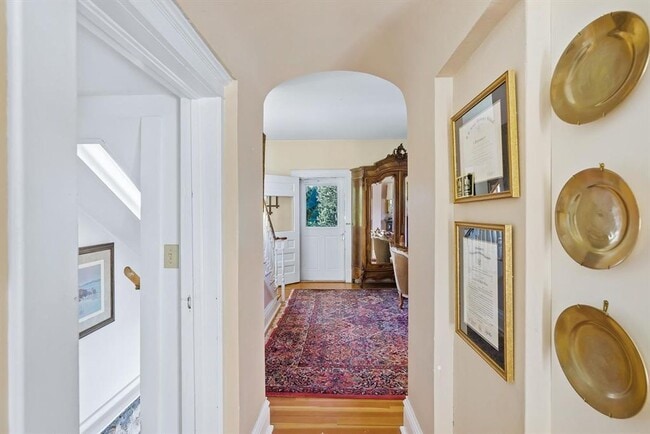 Building Photo - Historic Queen-Anne Style Home