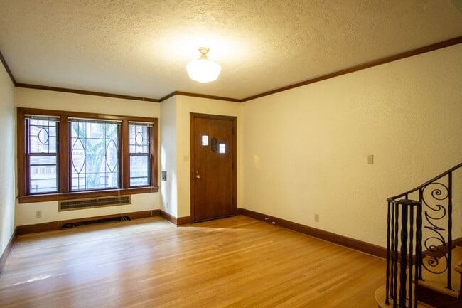 Building Photo - 1930's Townhouse in Idyllic Setting- Vinta...