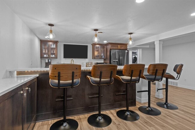 Building Photo - 1095 April Ln