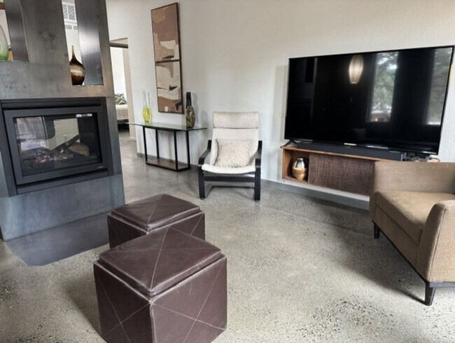 Building Photo - Fantastic location just steps from the Deschutes River and 1st St Rapids Park
