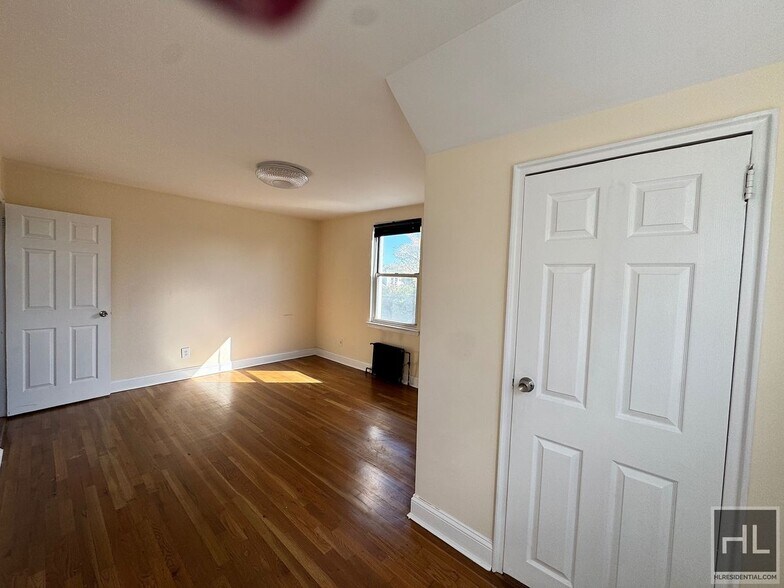 Building Photo - Newly Renovated 2 bedroom apartment spanni...