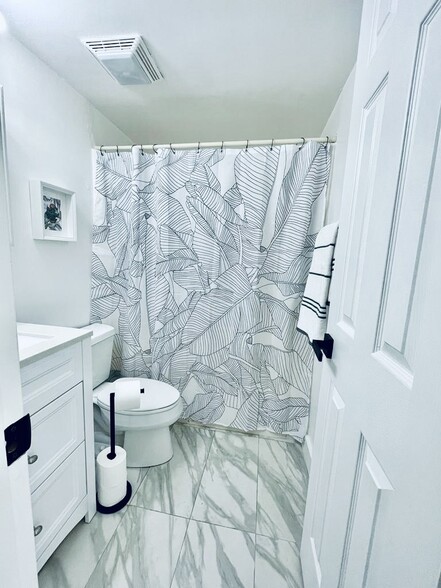GUEST BATHROOM - 4158 Tamiami Trl