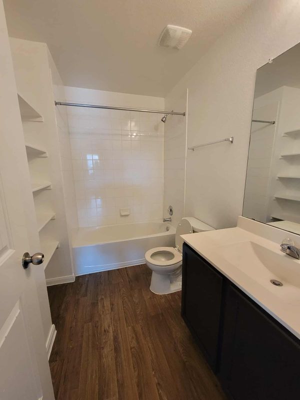 Building Photo - 213 Camellia Dr