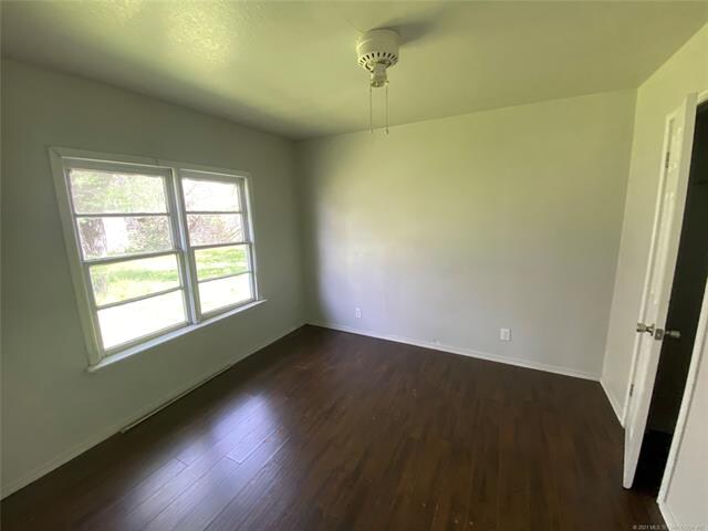 Building Photo - 2026 E 2nd St