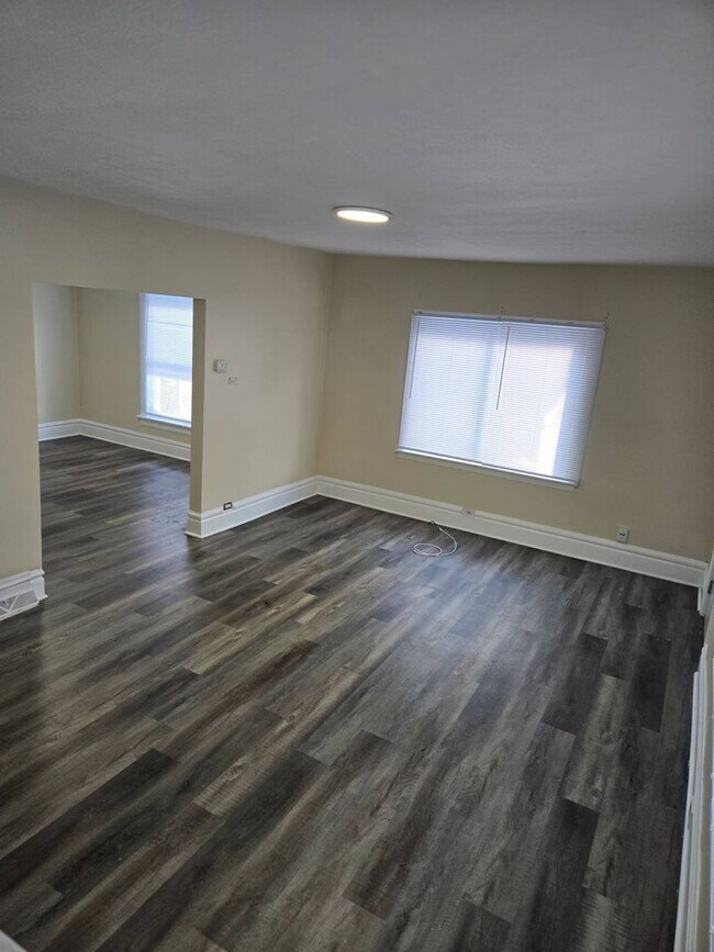 Building Photo - Charming 2-Bedroom Property in Prime Location (Section 8 Vouchers Accepted)