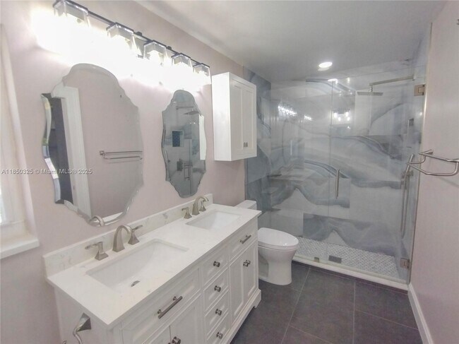 Building Photo - 5780 Sun Pointe Cir