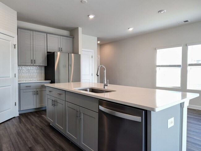 Building Photo - Beautiful 3 bedroom, 2.5 bathroom townhome in Belterra!