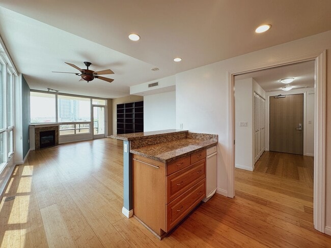 Building Photo - Modern 2 Bed, 2 Bath Condo in the Heart of the Marina District