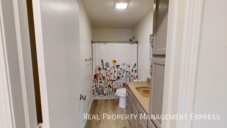 Building Photo - Stunning 4-Bedroom 2-Bathroom Home with Fully Fenced Yard