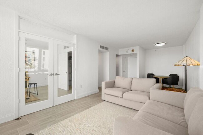 Building Photo - Charming 2-Bedroom, 1-Bathroom Fully Furnished Condo in the Heart of Downtown St. Petersburg!