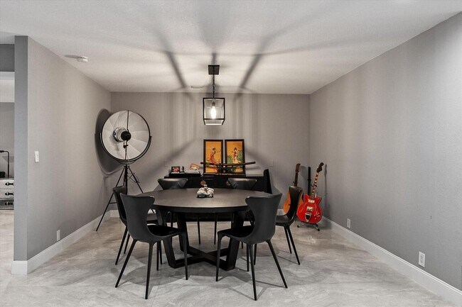 Building Photo - 13855 Shawmut Ct