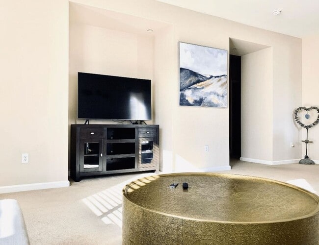 Building Photo - Private, spacious condo available for rent off of Broad Street