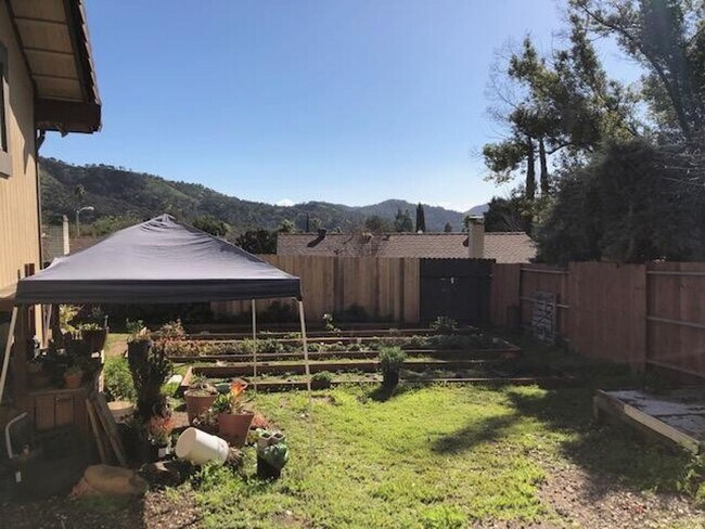 Building Photo - Oak View- Spacious Three Bedroom + Office Space