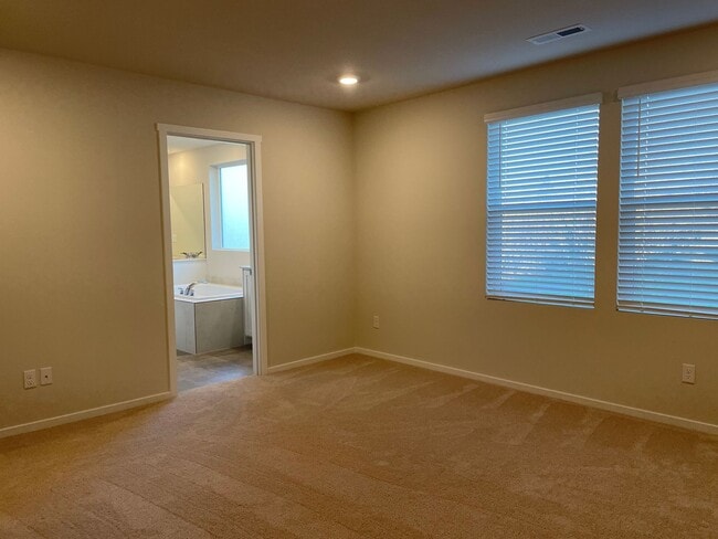 Building Photo - Don’t Miss This! Spacious Vancouver Home with Large Yard & Double Garage.
