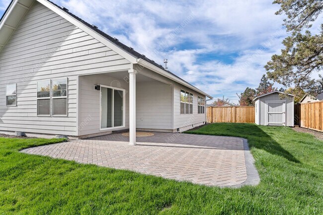Building Photo - 3BR - 2BA Modern Living in a Quiet Cul-de-Sac