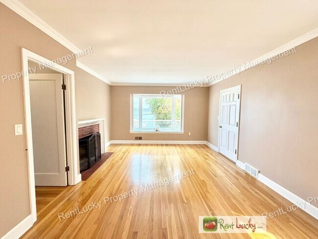 Building Photo - 1612 Markham Ave NE
