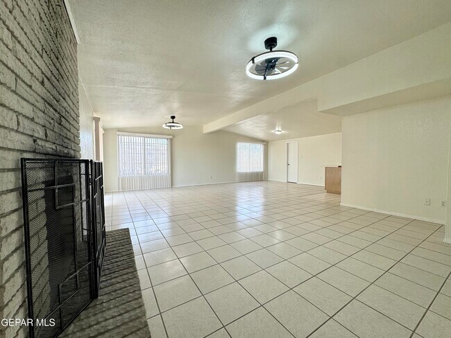 Building Photo - 9928 Acer Ave