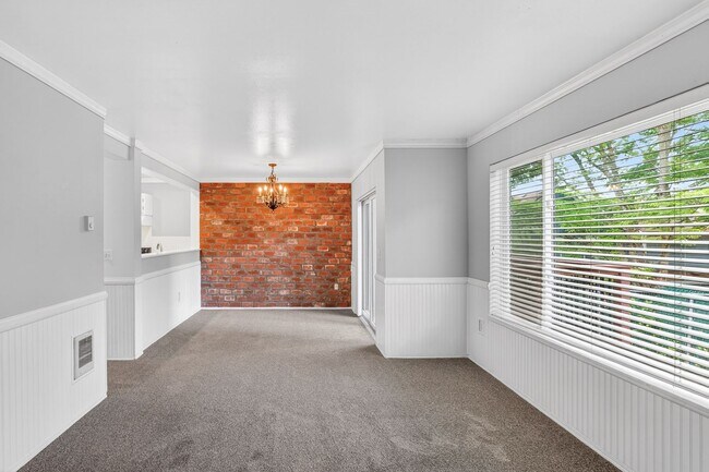 Building Photo - Great Location! 2 bedroom, 2.5 Bathroom Townhouse in Orchard Hills!!