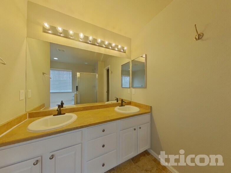 Building Photo - 1933 Prairie Hill Dr