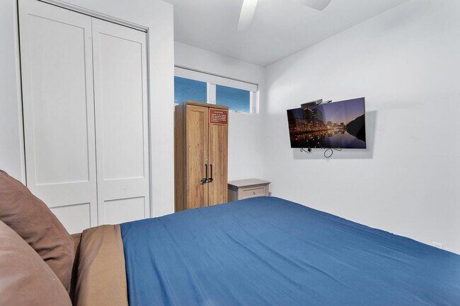 Building Photo - 717-21 Island Ct