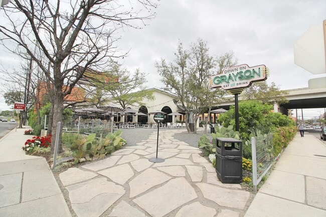 Building Photo - Downtown 3 bedroom 2 bath gorgeous remodel