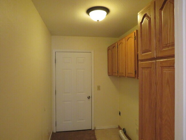 Building Photo - 5 Bed/ 3 Bath/ 3 Car Garage Gorgeous Executive Home in Coveted Castlewood Subdivision