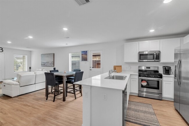 Building Photo - 4154 Saltillo Lakes Dr