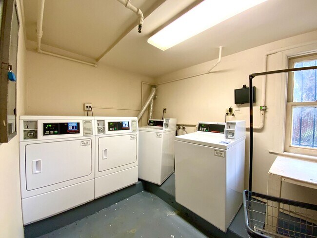 Building Photo - UPDATED 1BR! DISHWASHER! HARDWOOD! Laundry On-Site