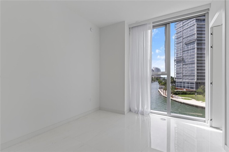 Building Photo - 300 S Biscayne Blvd